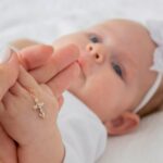 Une petite fille et une croix.